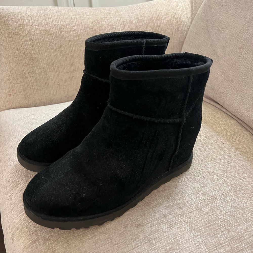 Ugg Classic Femme Mini Wedge Boot in black sz 9